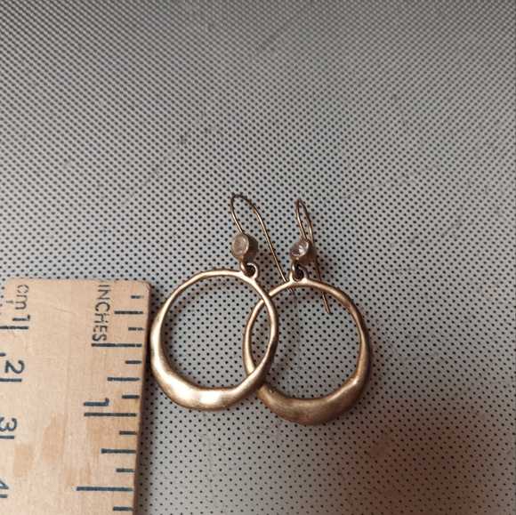 Gold tone hand hit texture pierced earrings with rhinestone - Picture 2 of 3